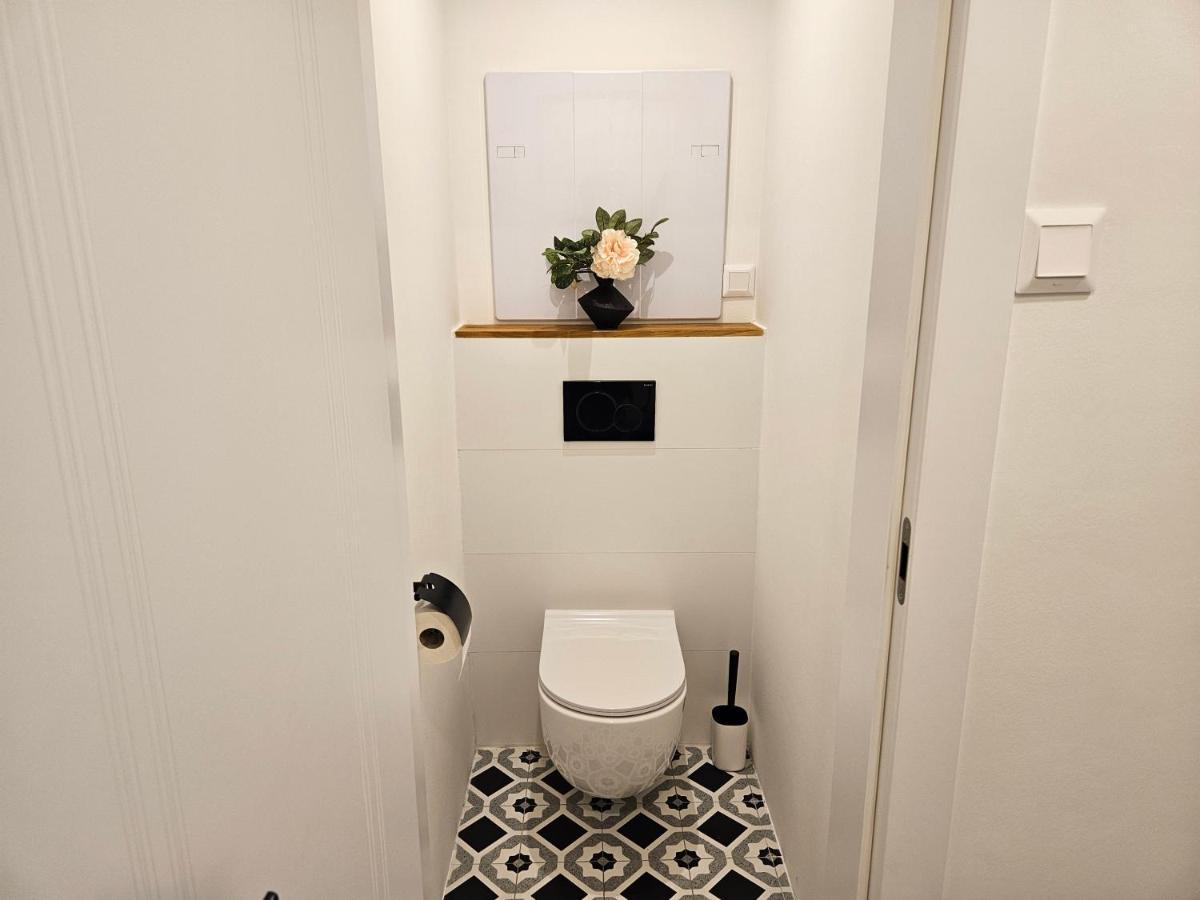 Design Apt In Old Town-Free Parking-Balcony Bratislava Dış mekan fotoğraf