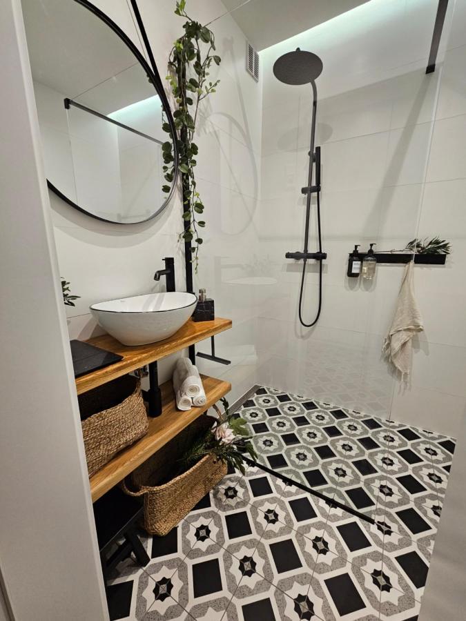 Design Apt In Old Town-Free Parking-Balcony Bratislava Dış mekan fotoğraf